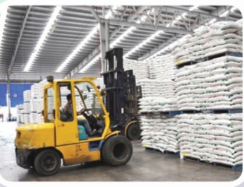 Bảo quản thức ăn thủy sản (Ảnh Sách KNTT)