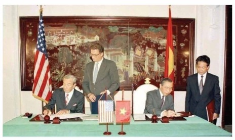 Bộ trưởng Bộ Ngoại giao Việt Nam – Mỹ kí Nghị định thư chính thức thiết lập quan hệ ngoại giao giữa hai nước (5 – 8 – 1995)