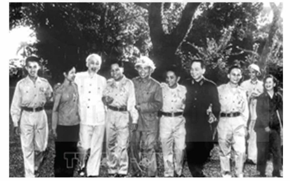 Chủ tịch Hồ Chí Minh với đoàn đại biểu anh hùng, chiến sĩ thi đua các lực lượng vũ trang nhân dân giải phóng miền Nam ra thăm miền Bắc (1965)