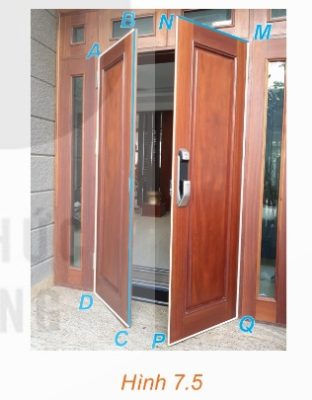 Hai cánh cửa với mép cửa BC và MN vuông góc. (Ảnh Sách KNTT)