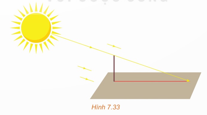 Cây cột thẳng đứng và bóng trên sân dưới ánh sáng Mặt Trời