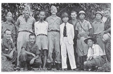 Lãnh tụ Hồ Chí Minh và đồng chí Võ Nguyên Giáp cùng "Biệt đội con Nai" của OSS tại Tân Trào (Tuyên Quang, 1945)