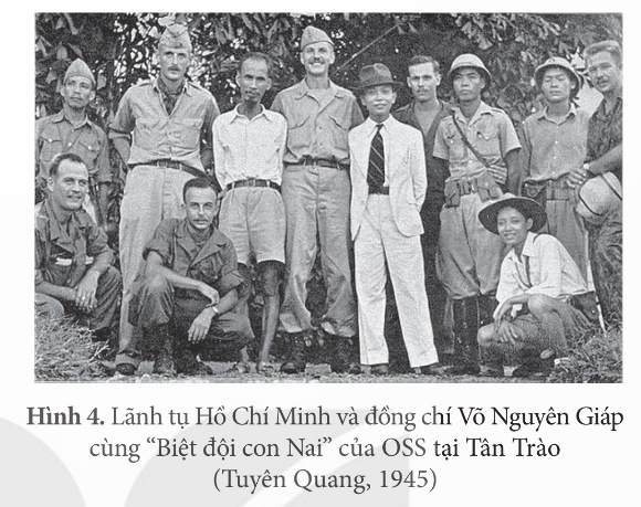 Lãnh tụ Hồ Chí Minh và đồng chí Võ Nguyên Giáp cùng "Biệt đội con Nai" của OSS tại Tân Trào
