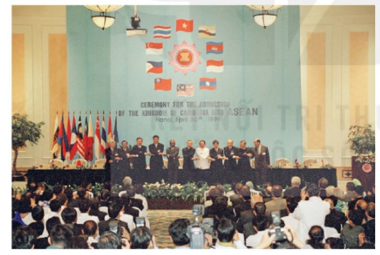 Lễ kết nạp Vương quốc Cam-pu-chia là thành viên thứ 10 của ASEAN tại Hà Nội (Việt Nam) năm 1999