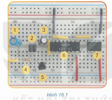 Mạch lắp ráp có các linh kiện điện tử trên breadboard
