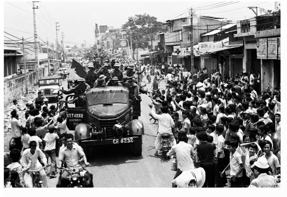 Nhân dân Sài Gòn chào mừng Quân Giải phóng tiến vào thành phố (30-4-1975)