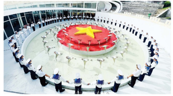 Những người lính hải quân nắm tay nhau tại Khu tưởng niệm Gạc Ma (xã Cam Lâm, tỉnh Khánh Hòa)