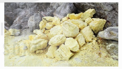 Đá sulfur ở khu vực gần núi lửa (Ảnh Sách KNTT)