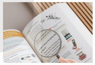 Dùng kính lúp đọc sách