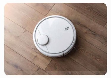 hình máy hút bụi robot đang chạy trên sàn gỗ