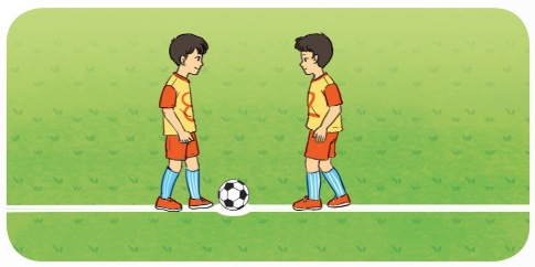Quả bóng trên vạch vôi sân bóng đá