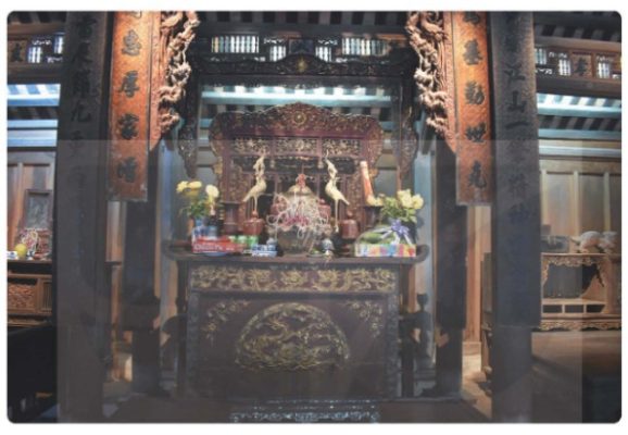 Ban thờ tổ tiên của người Kinh (Bảo tàng Dân tộc học Việt Nam)