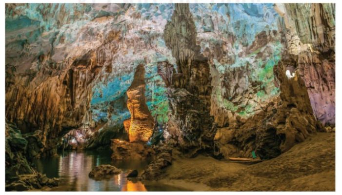 Các dạng địa hình trong hang động là kết quả của sự hoà tan đá vôi do nước (động Phong Nha – Quảng Trị)