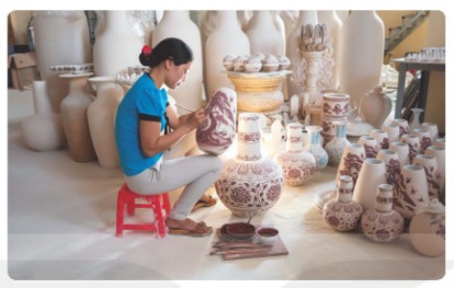 Một công đoạn trong quy trình sản xuất gốm của làng nghề Chu Đậu (thành phố Hải Phòng)