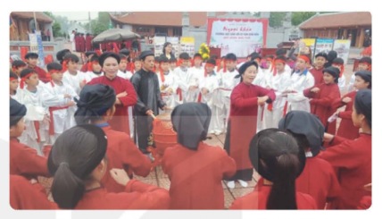 Nghệ nhân phường Xoan Thét (tỉnh Phú Thọ) truyền dạy hát Xoan cho học sinh