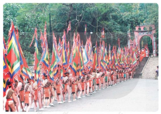 Nghi lễ rước cờ trong lễ hội Đền Hùng (tỉnh Phú Thọ)