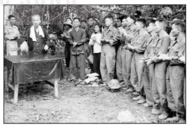 Bác Hồ nói chuyện cùng chiến sĩ trong chiến dịch Biên giới (1950)