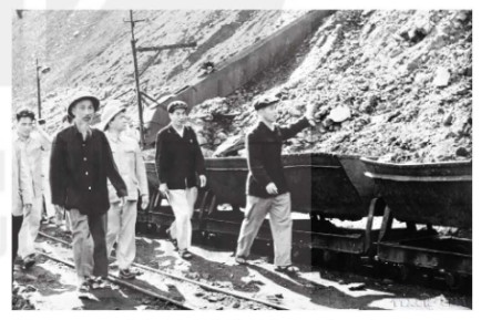 Chủ tịch Hồ Chí Minh thăm công trường khai thác mỏ than Đèo Nai, Cẩm Phả (tỉnh Quảng Ninh, 1959)
