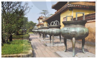 Cửu đỉnh – chín đỉnh đồng lớn đặt tại sân Thế Miếu trong Hoàng thành Huế