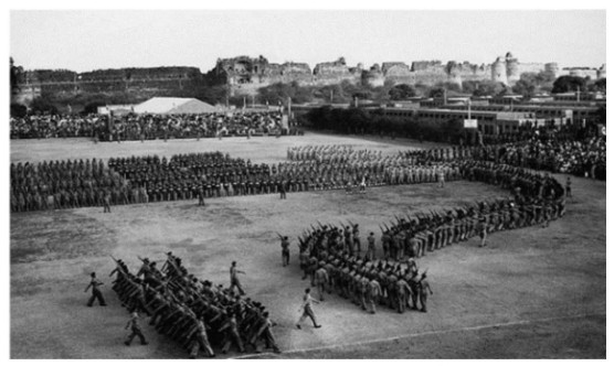 Diễu hành trong Lễ thành lập Cộng hoà Ấn Độ (26 – 1 – 1950) tại Niu Đê-li