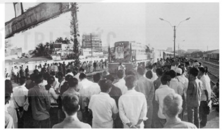 Đoàn tàu Thống Nhất đầu tiên xuất phát từ Hà Nội vào tới Thành phố Hồ Chí Minh