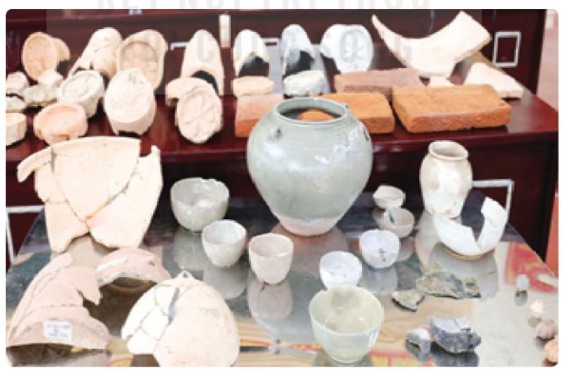 Gốm men và đất nung (khoảng thế kỉ II – VI) được tìm thấy ở khu di tích thành cổ Luy Lâu