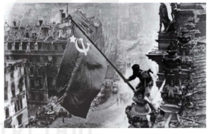 Hồng quân Liên Xô cắm cờ trên nóc toà nhà Quốc hội Đức (1945)