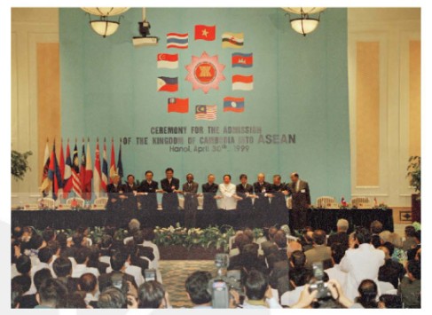 Lễ kết nạp Cam-pu-chia gia nhập ASEAN ở Hà Nội (Việt Nam, 1999)
