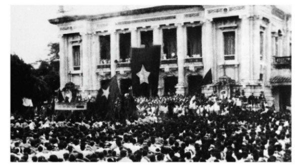 Nhân dân Hà Nội mít tinh tại quảng trường Nhà hát Lớn (19 – 8 – 1945)